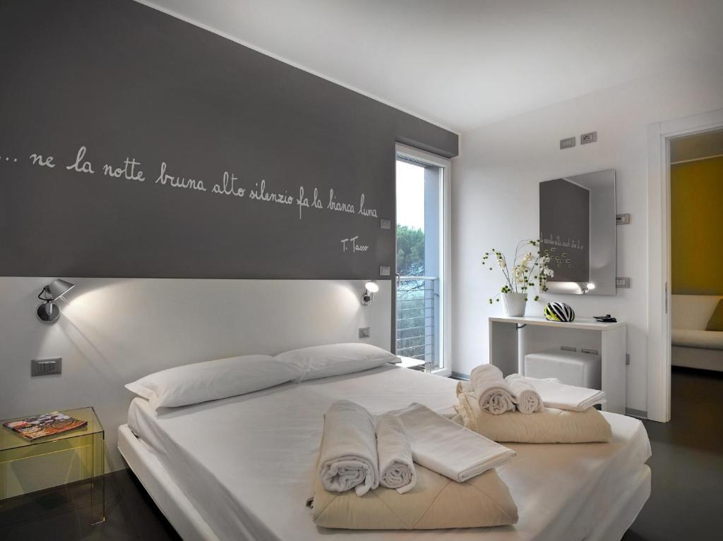 Gardabike Residence Torbole Sul Garda Rum bild